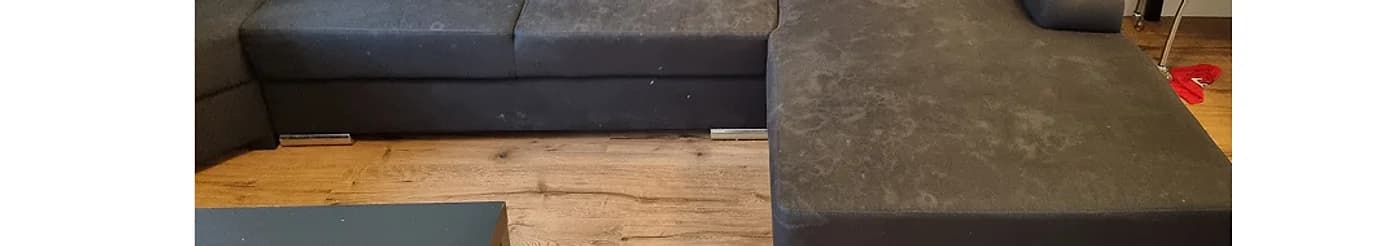 Voor de reiniging: Donkere hoekbank met longchair, doffe zitplekken