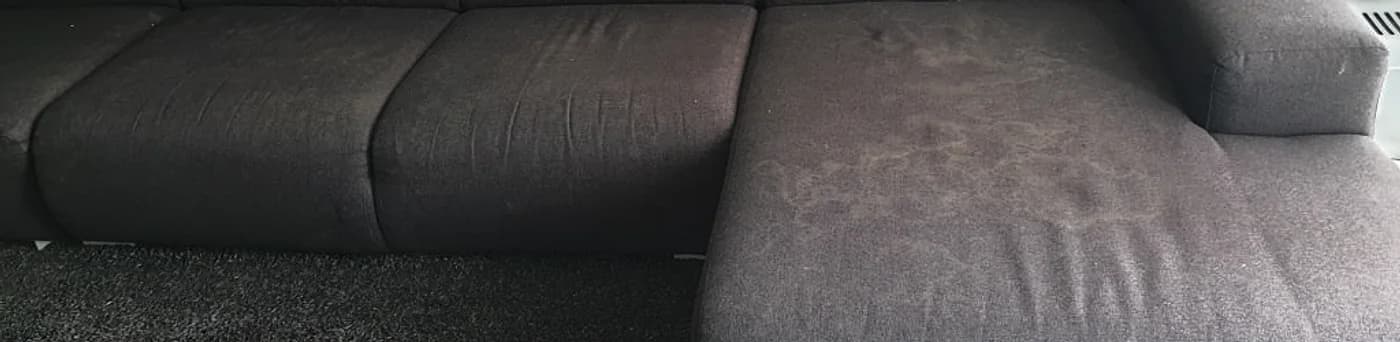 Voor de reiniging: Antraciet loungebank, vlekken op het zitgedeelte